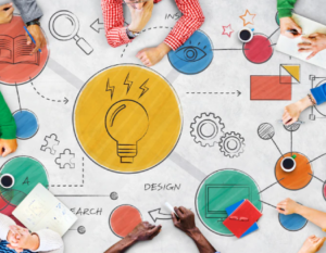 Gráficos dibujados sobre una mesa y un grupo de personas en torno a estos.