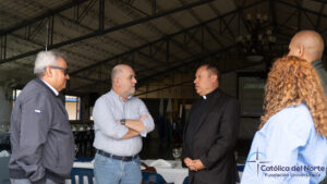 Se muestra en la imagen conversación: P. Diego Luis Rendón Urrea - Rector UCN, Mauricio Alviar Ramírez - Secretario de Educación Departamental, P. Germán Esteban Lopera Peña Rector CIbercolegio UCN