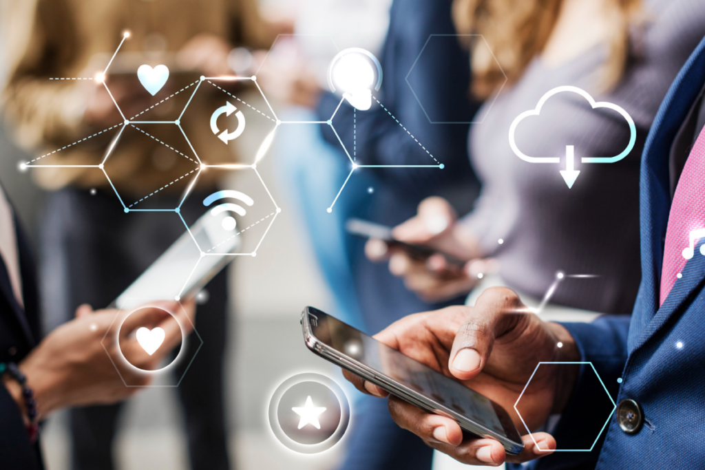 Íconos superpuestos en una imagen de personas que están utilizando sus teléfonos celulares.