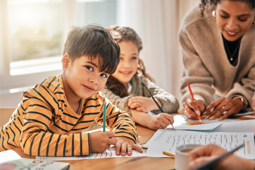 Niños en un aula de clase.