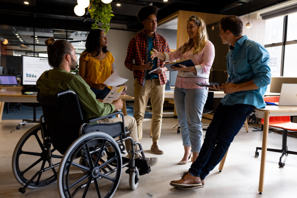 Grupo de personas con diferentes condiciones sociales reunidas en un espacio común.