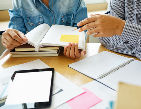 Personas en un ambiente educativo estudiando.
