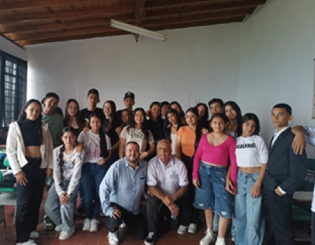 Grupo de estudiantes del municipio de Campamento en compañía de docentes del Centro de Ciencias Básicas de la UCN.