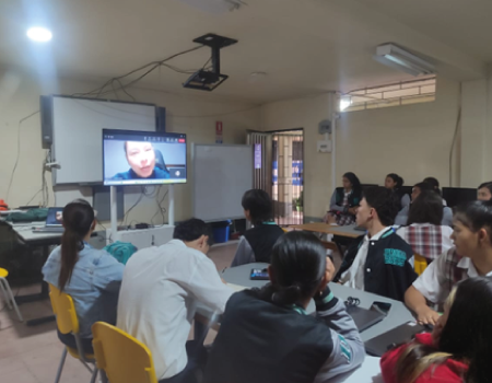 Grupo de estudiantes en compañía de docentes del Centro de Ciencias Básicas de la UCN.