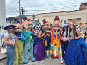 Empleados de la Católica del Norte participando de las fiestas del atardecer - Santa Rosa de Osos
