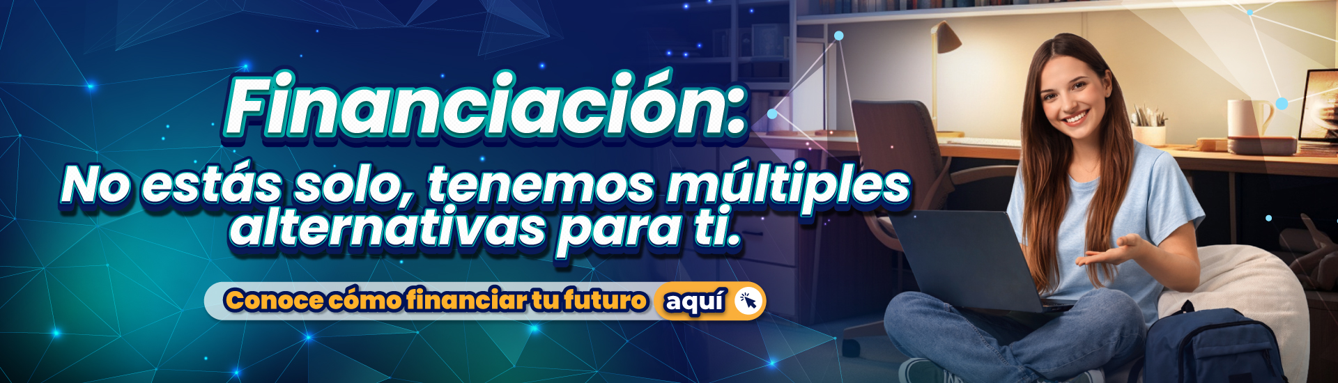 Mujer sostiene un computador portátil mientras señala con su imagen izquierda la pantalla del computador y sonríe a la cámara.