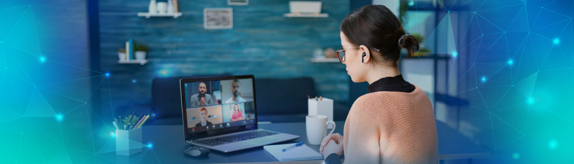 Persona en videoconferencia desde casa.